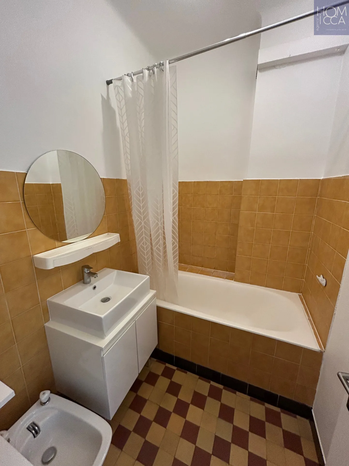 Appartement de 44 m² à Lyon 8, potentiel de rénovation, proximité transports et commerces 