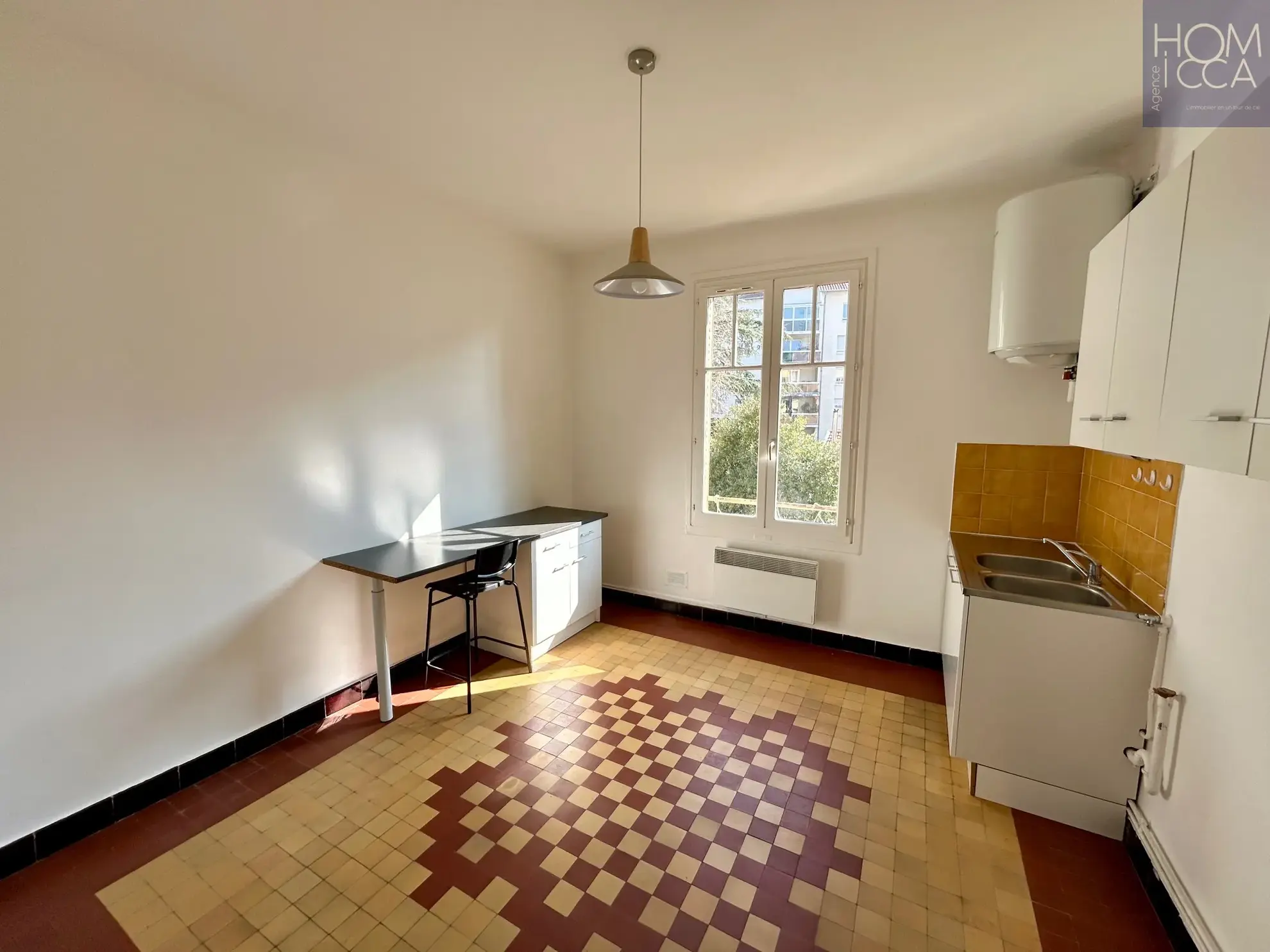Appartement de 44 m² à Lyon 8, potentiel de rénovation, proximité transports et commerces 
