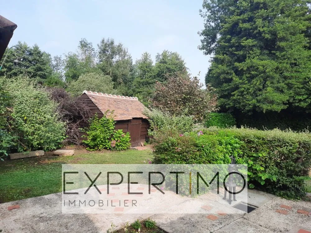 Charmante maison de village à Semur en Vallon, 120 m² avec dépendances et terrain paysagé 
