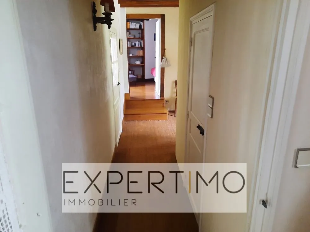 Charmante maison de village à Semur en Vallon, 120 m² avec dépendances et terrain paysagé 