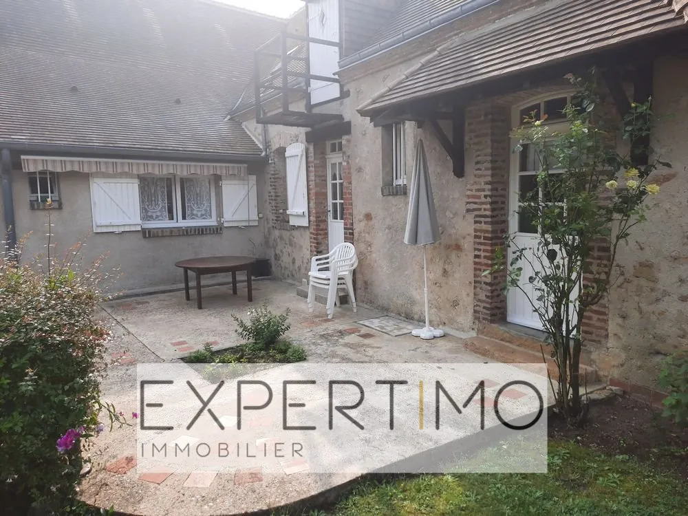Charmante maison de village à Semur en Vallon, 120 m² avec dépendances et terrain paysagé 