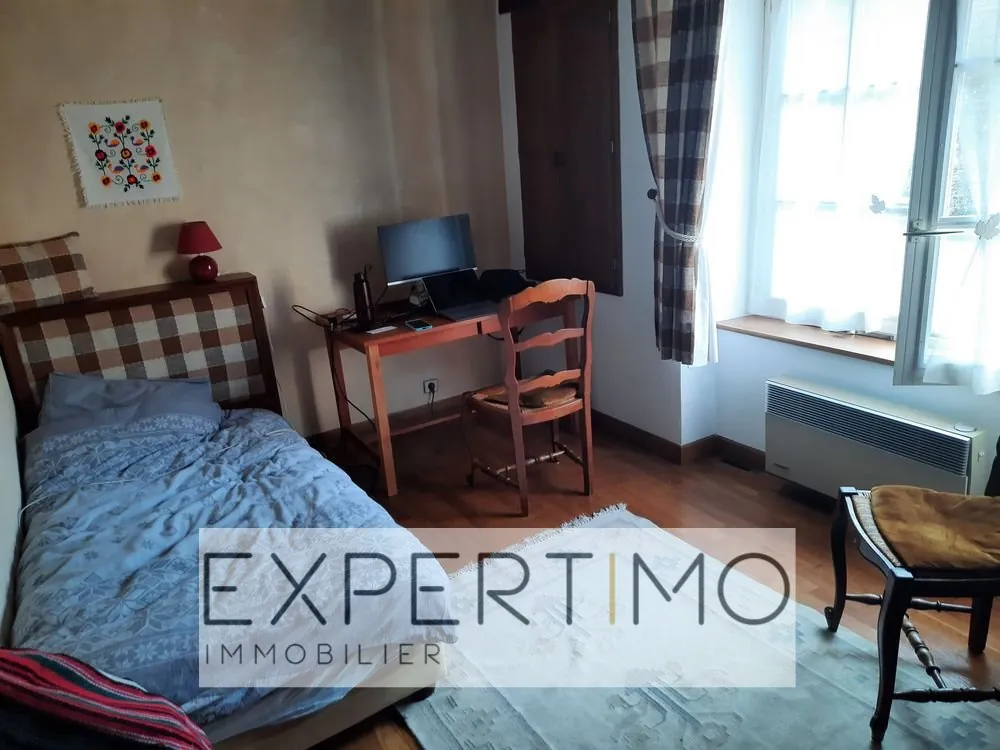 Charmante maison de village à Semur en Vallon, 120 m² avec dépendances et terrain paysagé 