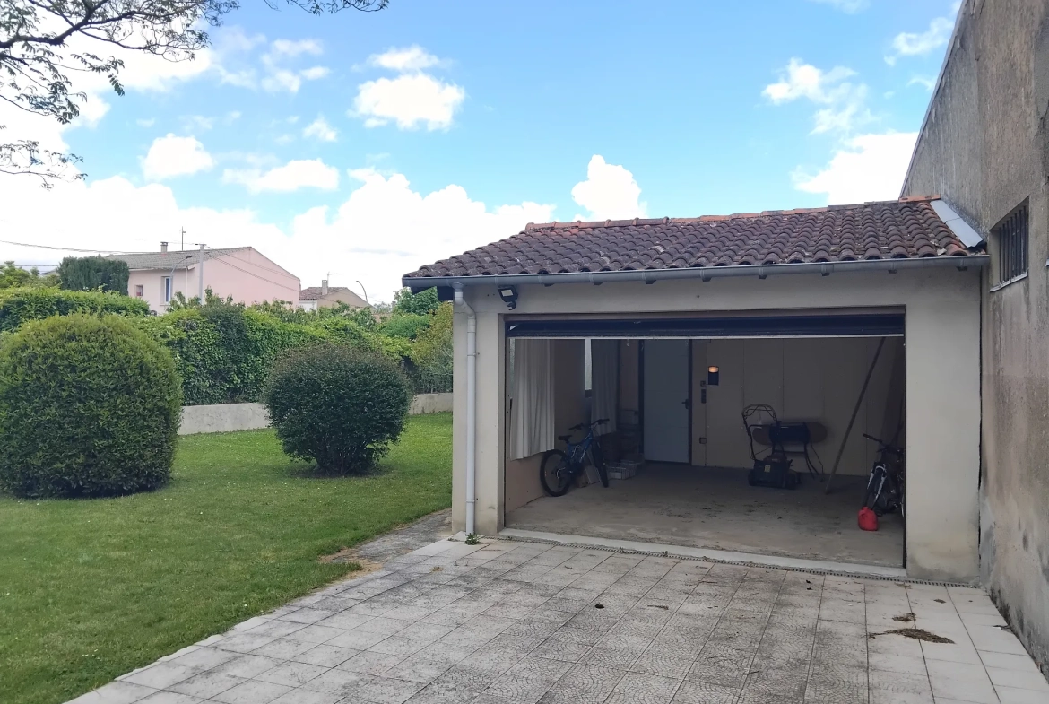 Maison de plain-pied à vendre à Castres, secteur Travet avec jardin et garage 