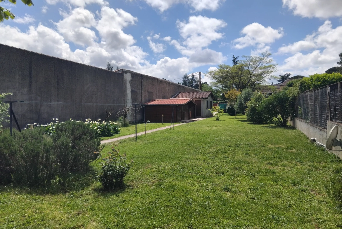 Maison de plain-pied à vendre à Castres, secteur Travet avec jardin et garage 