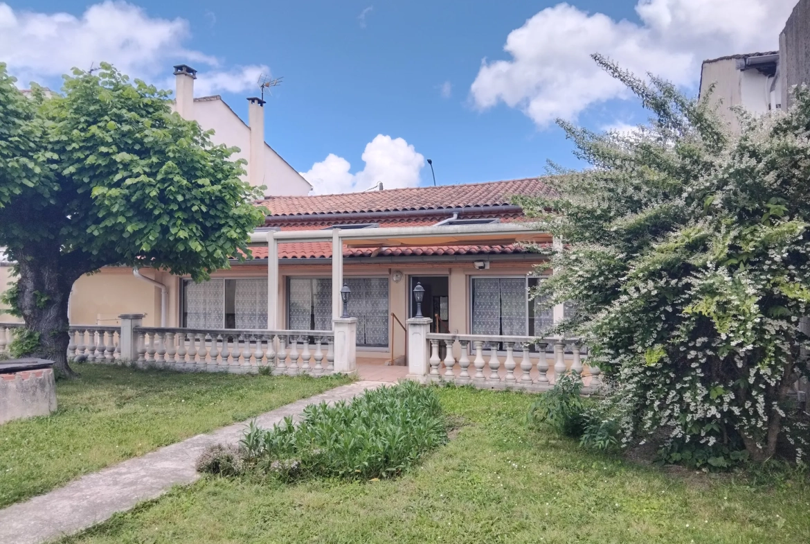 Maison de plain-pied à vendre à Castres, secteur Travet avec jardin et garage 