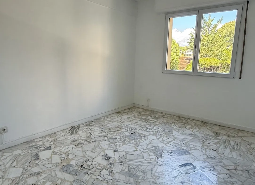 Bel appartement 3 pièces avec terrasse, cave et parking au Cannet 