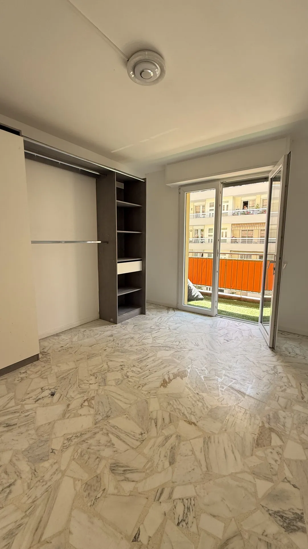 Bel appartement 3 pièces avec terrasse, cave et parking au Cannet 