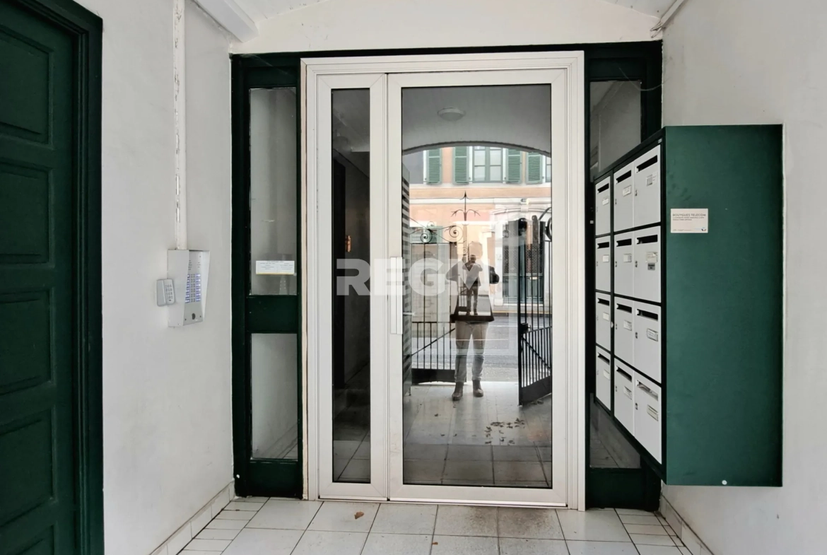 Appartement T5 en Hypercentre de Pau à Vendre avec Rendement de 7% 