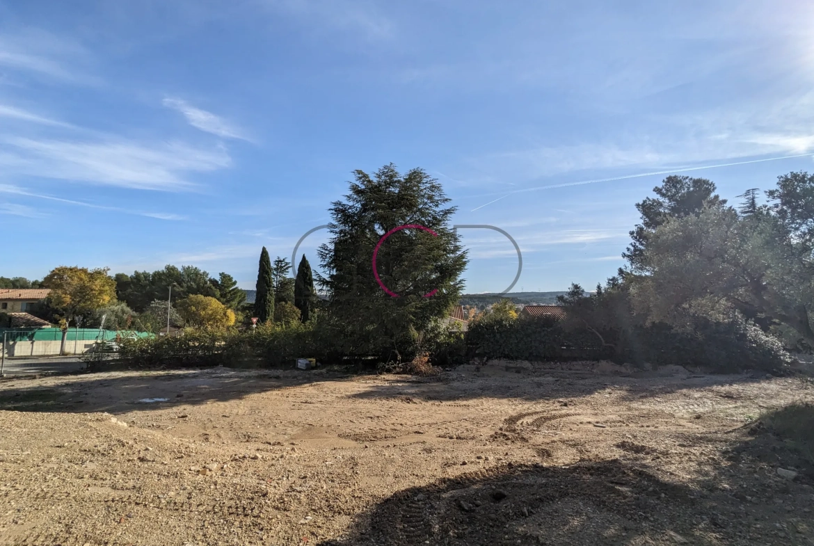 Terrain constructible de 455 m² à Velaux - Vue dégagée et emplacement privilégié 