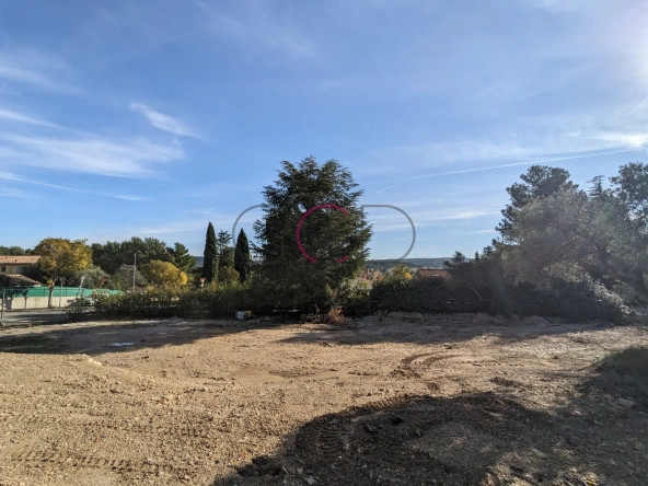 Terrain constructible de 455 m² à Velaux - Vue dégagée et emplacement privilégié