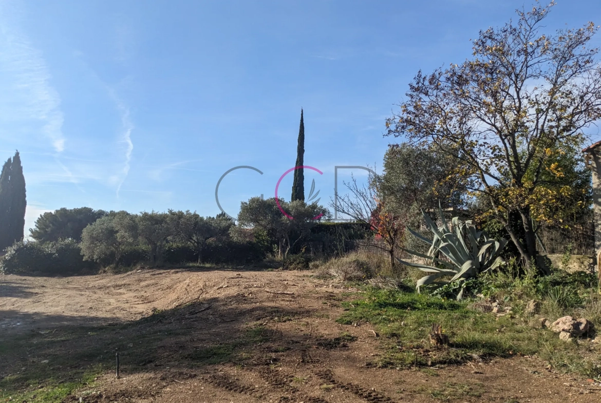 Terrain constructible de 455 m² à Velaux - Vue dégagée et emplacement privilégié 