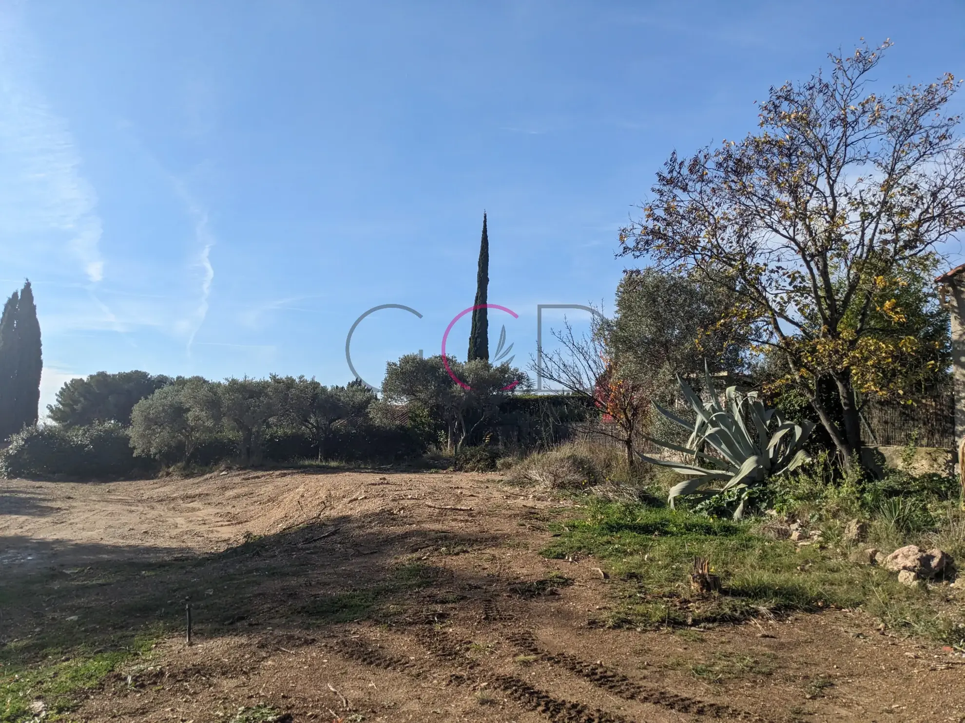 Terrain constructible de 455 m² à Velaux - Vue dégagée et emplacement privilégié 