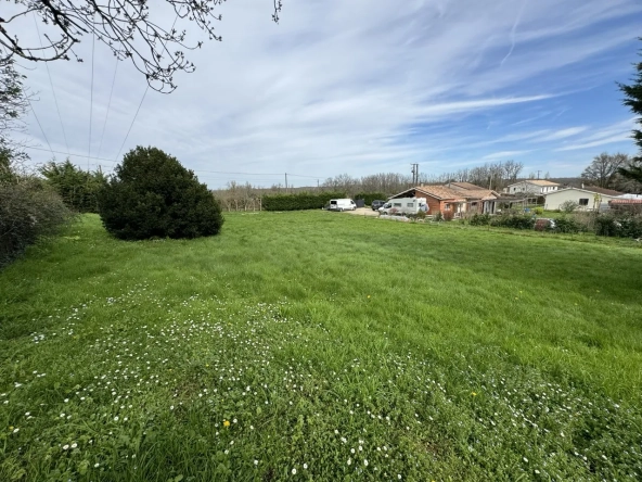 Terrain constructible de 790 m² à Salignac, idéal pour votre projet immobilier