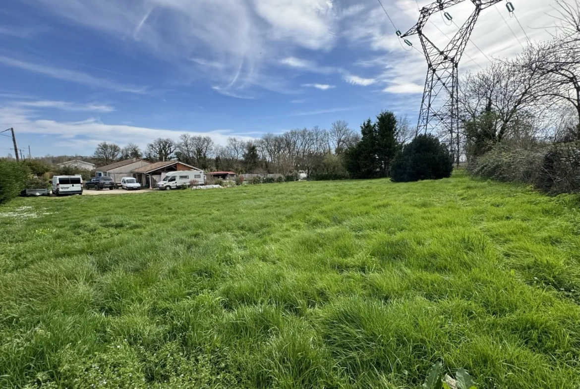 Terrain constructible de 790 m² à Salignac, idéal pour votre projet immobilier 