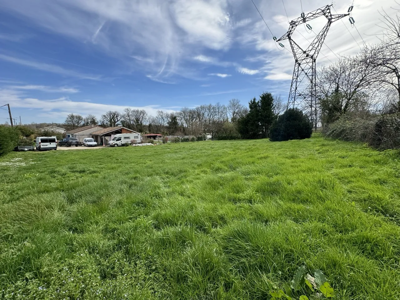 Terrain constructible de 790 m² à Salignac, idéal pour votre projet immobilier 