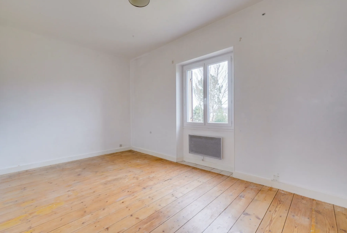 Maison en pierre de 106m² avec garage, dépendances et jardin à Cars 