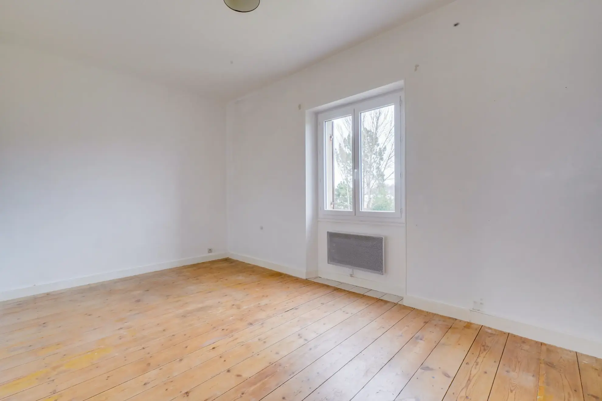 Maison en pierre de 106m² avec garage, dépendances et jardin à Cars 