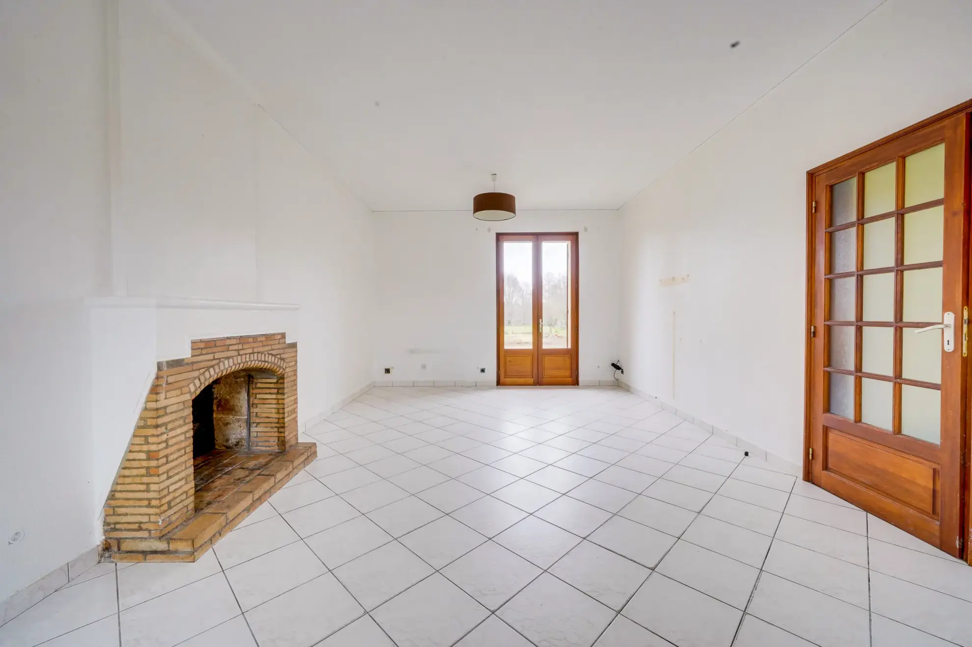 Maison en pierre de 106m² avec garage, dépendances et jardin à Cars 