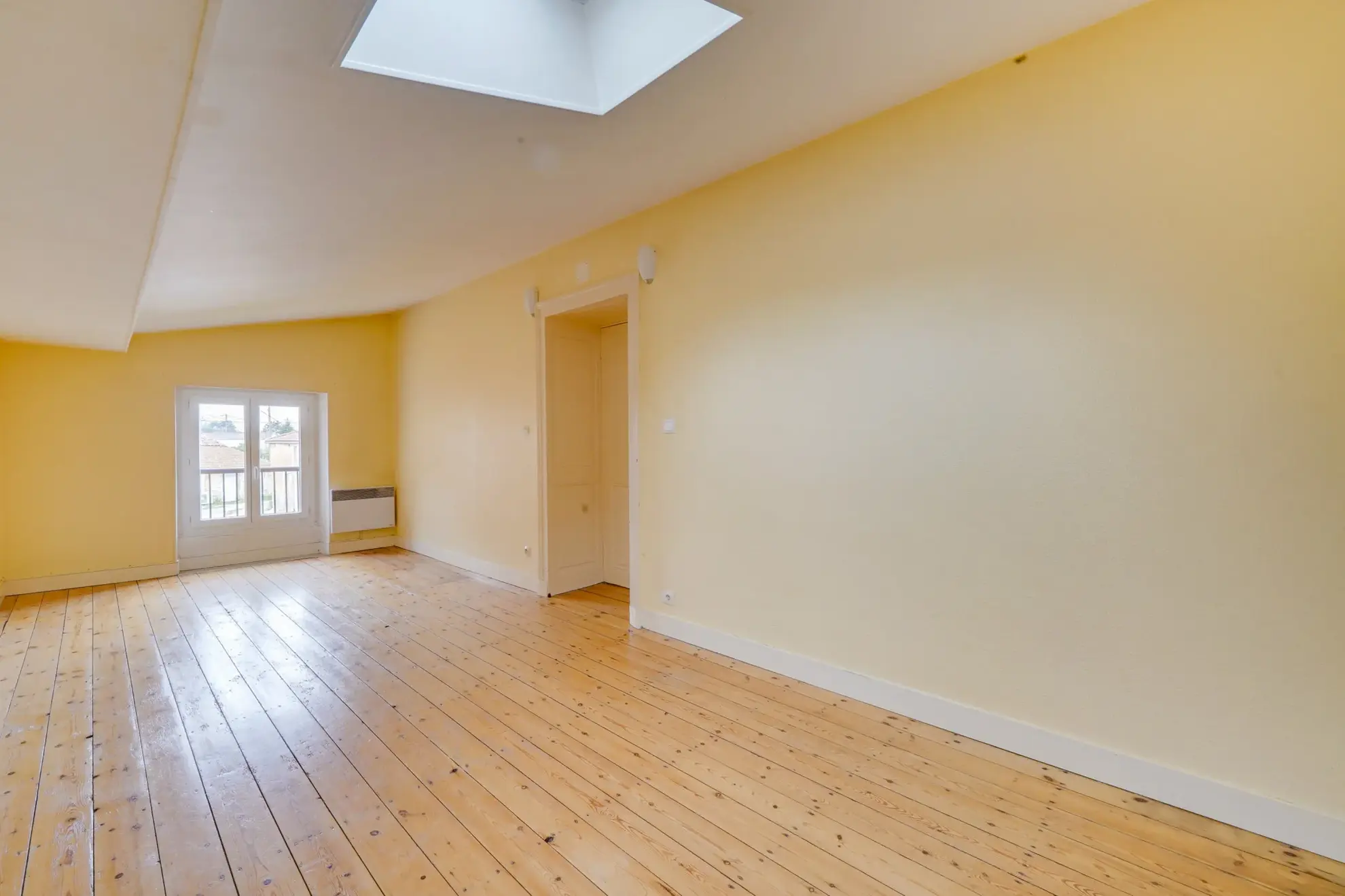 Maison en pierre de 106m² avec garage, dépendances et jardin à Cars 