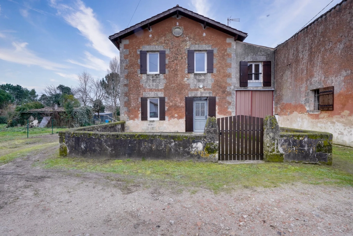 Maison en pierre de 106m² avec garage, dépendances et jardin à Cars 