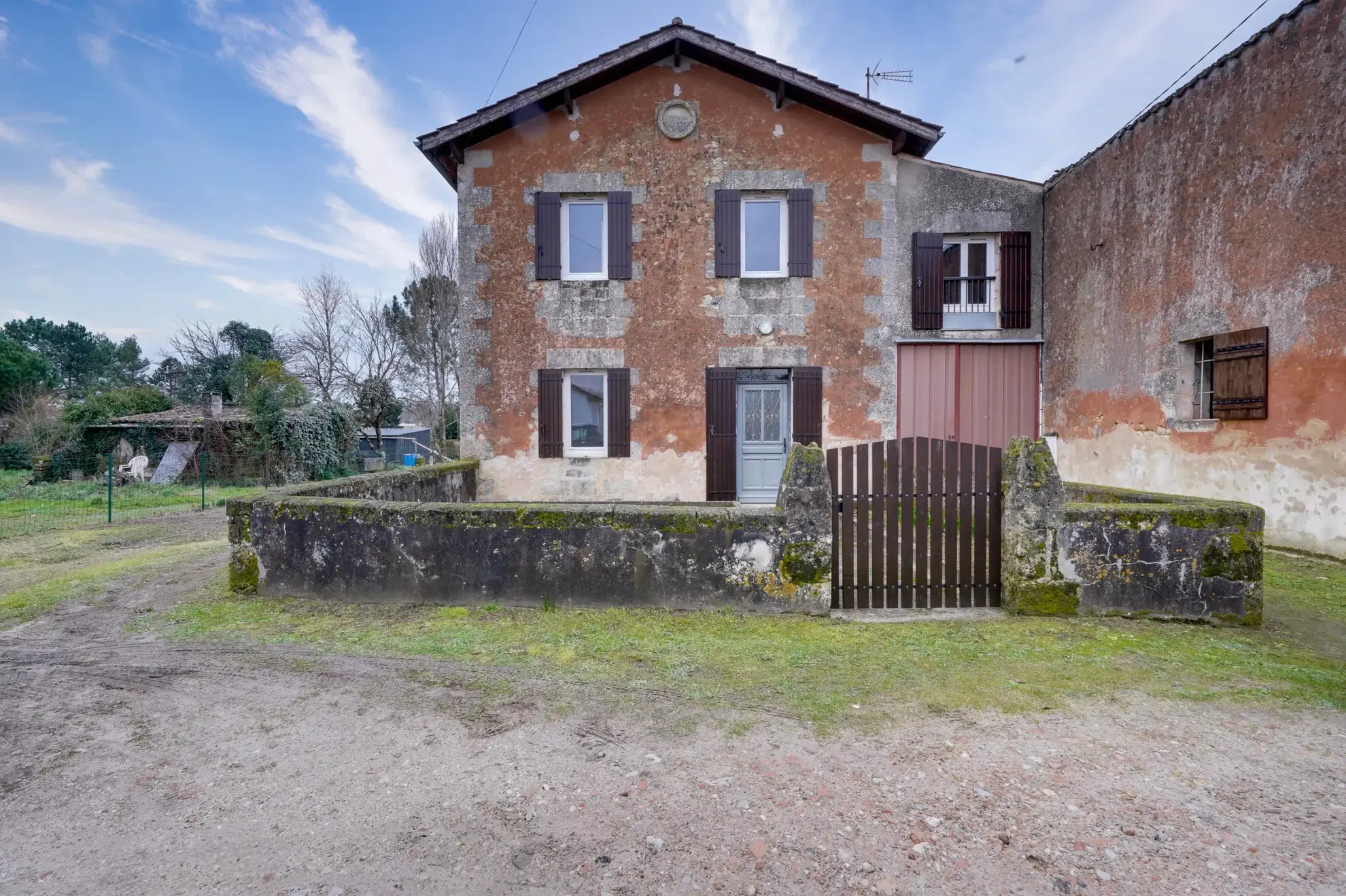 Maison en pierre de 106m² avec garage, dépendances et jardin à Cars 