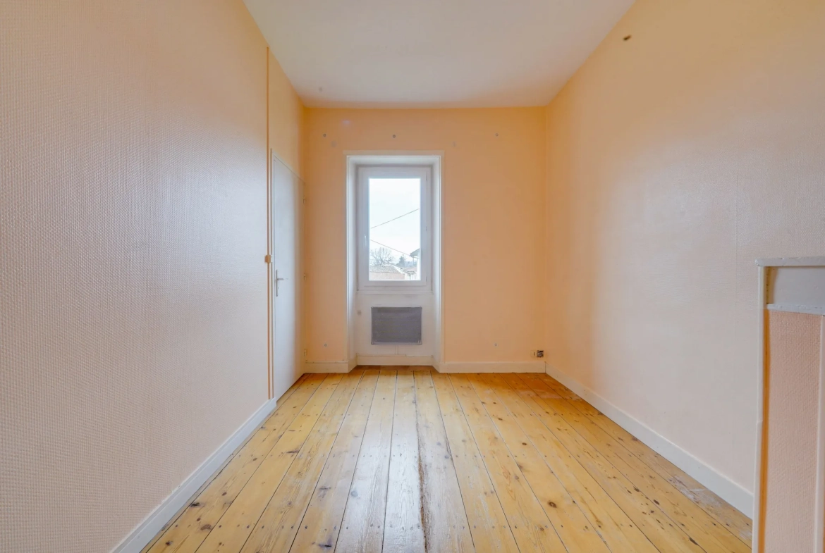 Maison en pierre de 106m² avec garage, dépendances et jardin à Cars 
