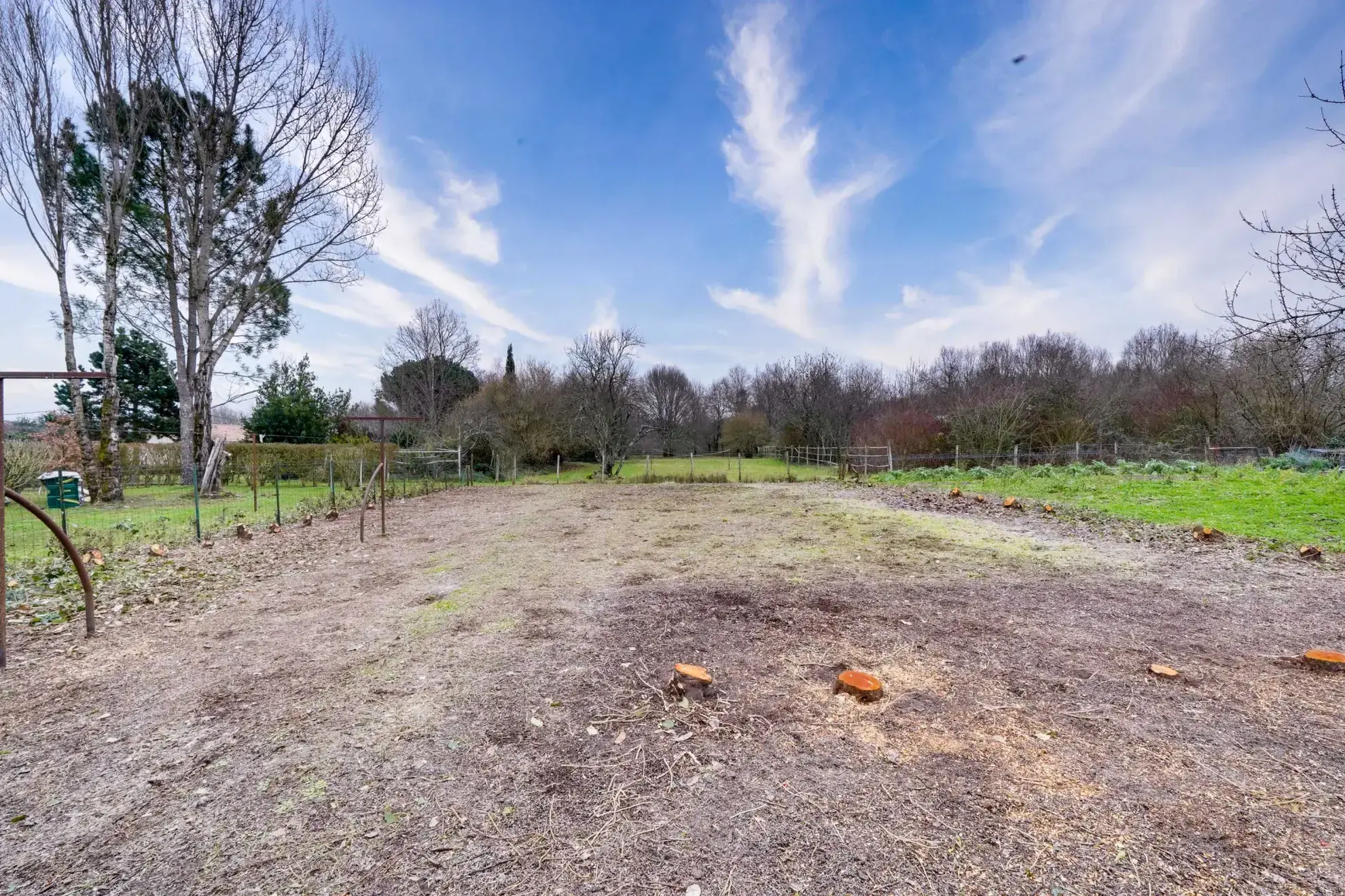 Maison en pierre de 106m² avec garage, dépendances et jardin à Cars 