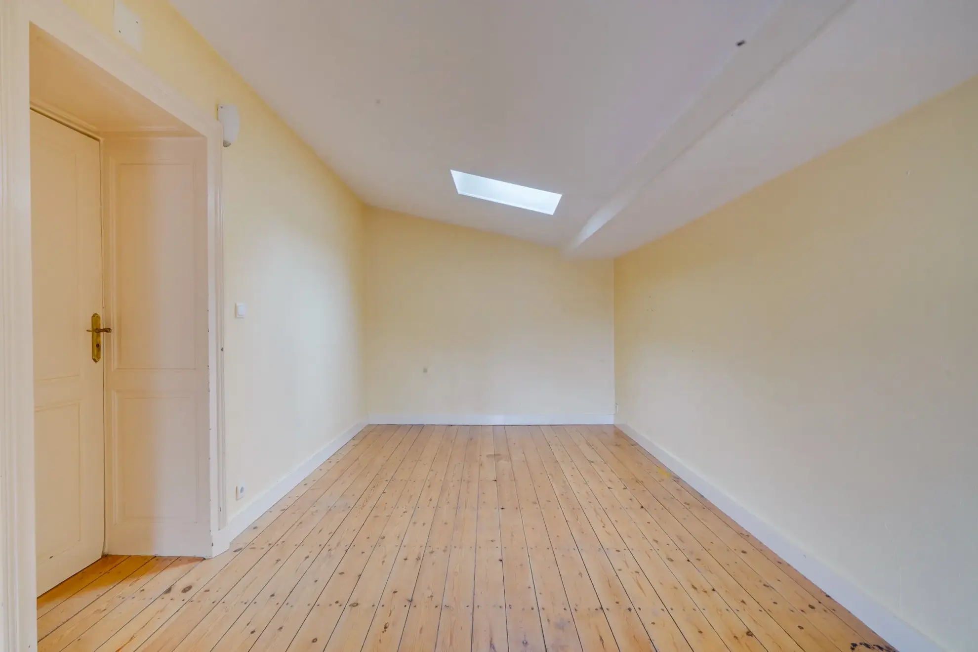 Maison en pierre de 106m² avec garage, dépendances et jardin à Cars 