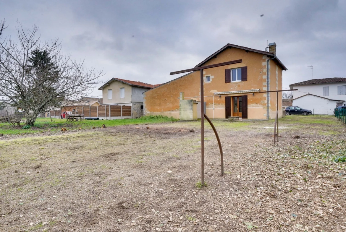 Maison en pierre de 106m² avec garage, dépendances et jardin à Cars 