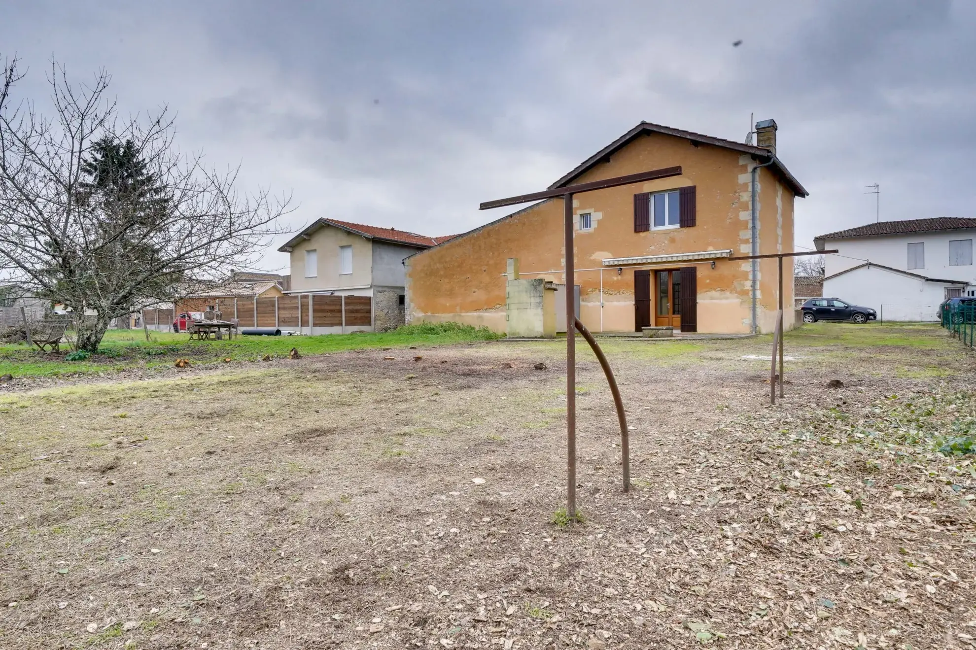 Maison en pierre de 106m² avec garage, dépendances et jardin à Cars 