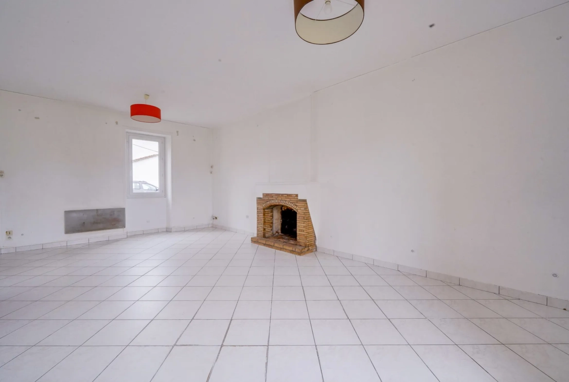 Maison en pierre de 106m² avec garage, dépendances et jardin à Cars 