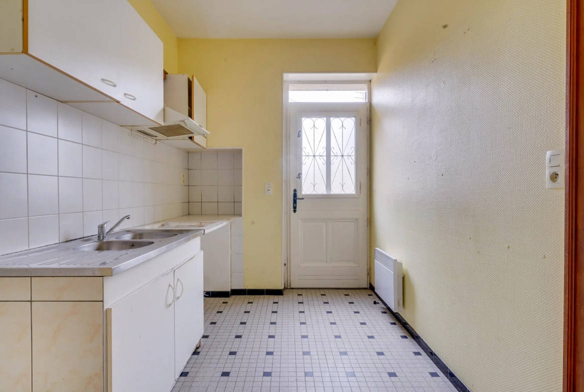Maison en pierre de 106m² avec garage, dépendances et jardin à Cars 