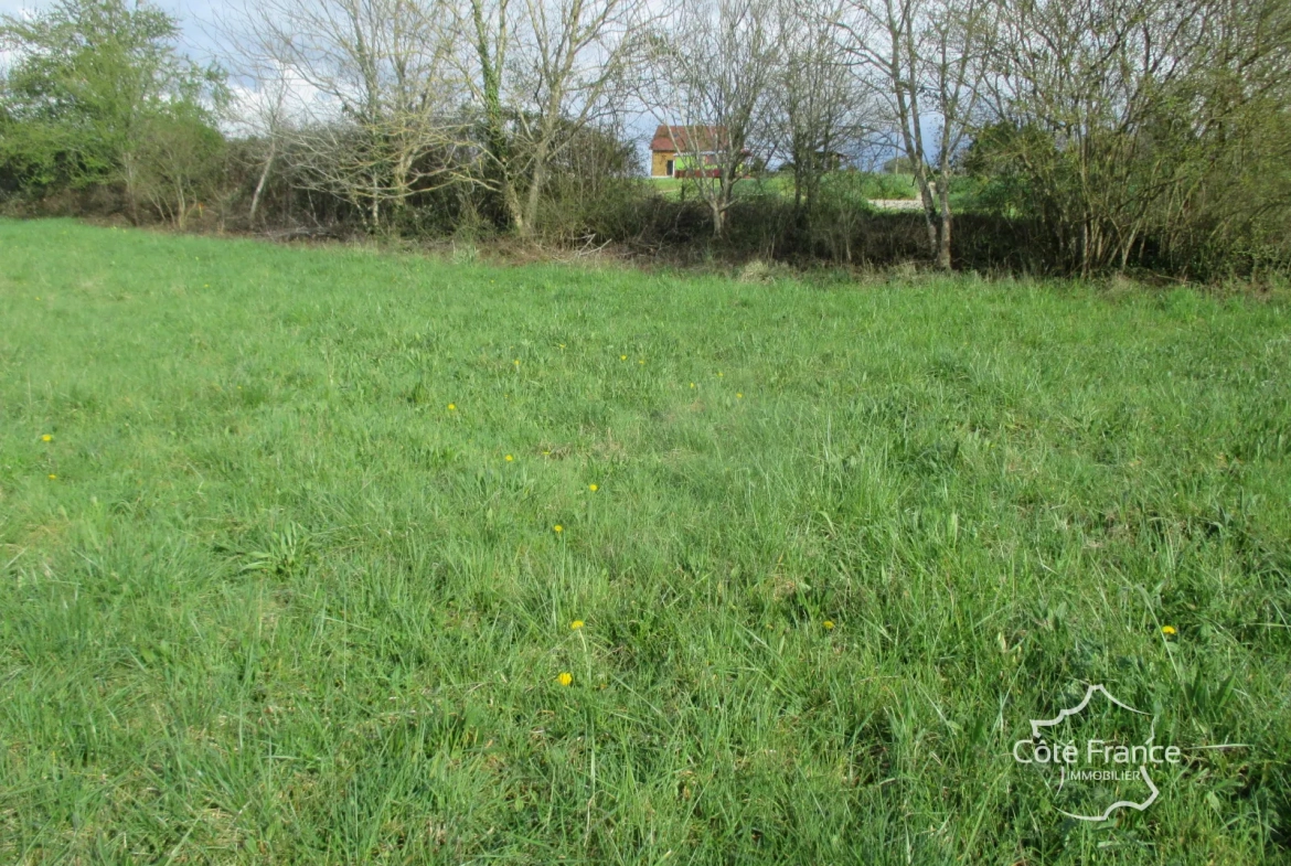 Terrain à bâtir de 3200 m² à Belvès en Dordogne, vue dégagée, divisible 