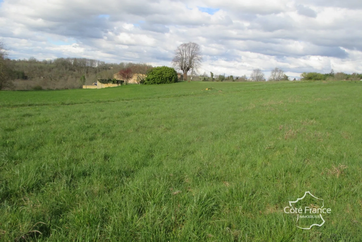 Terrain à bâtir de 3200 m² à Belvès en Dordogne, vue dégagée, divisible 