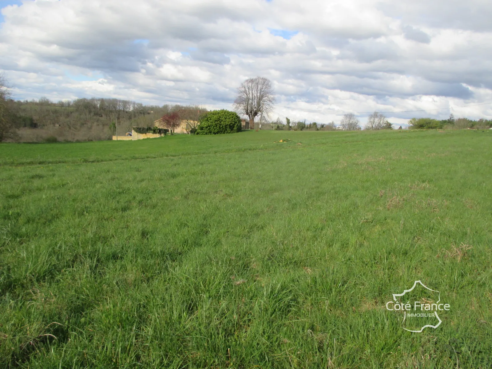 Terrain à bâtir de 3200 m² à Belvès en Dordogne, vue dégagée, divisible 