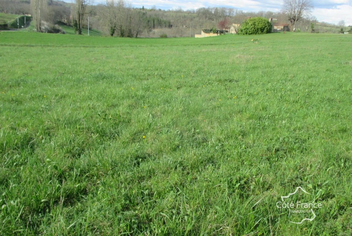 Terrain à bâtir de 3200 m² à Belvès en Dordogne, vue dégagée, divisible 