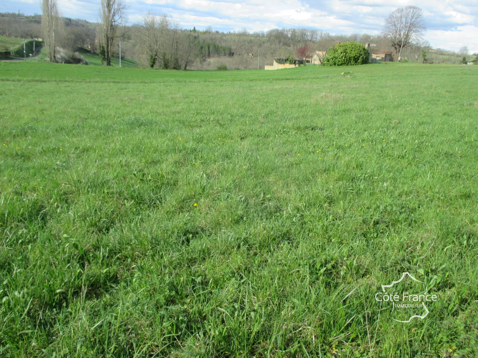 Terrain à bâtir de 3200 m² à Belvès en Dordogne, vue dégagée, divisible 