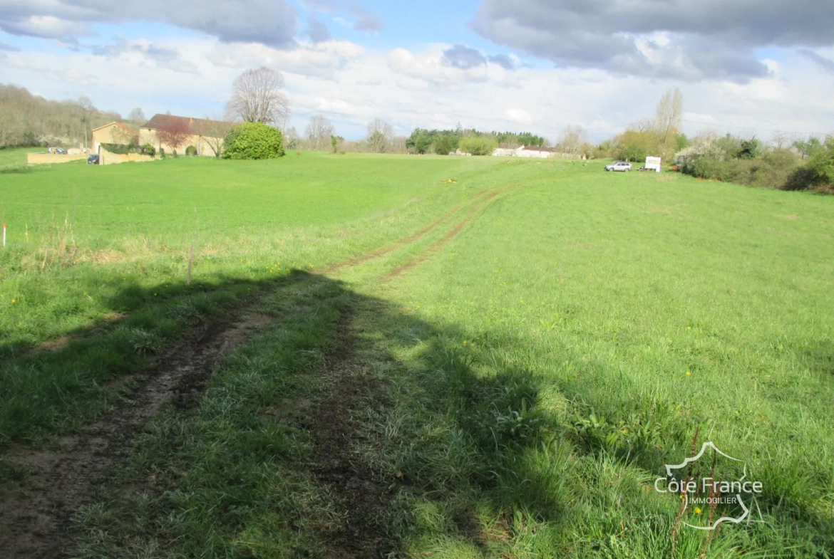 Terrain à bâtir de 3200 m² à Belvès en Dordogne, vue dégagée, divisible 