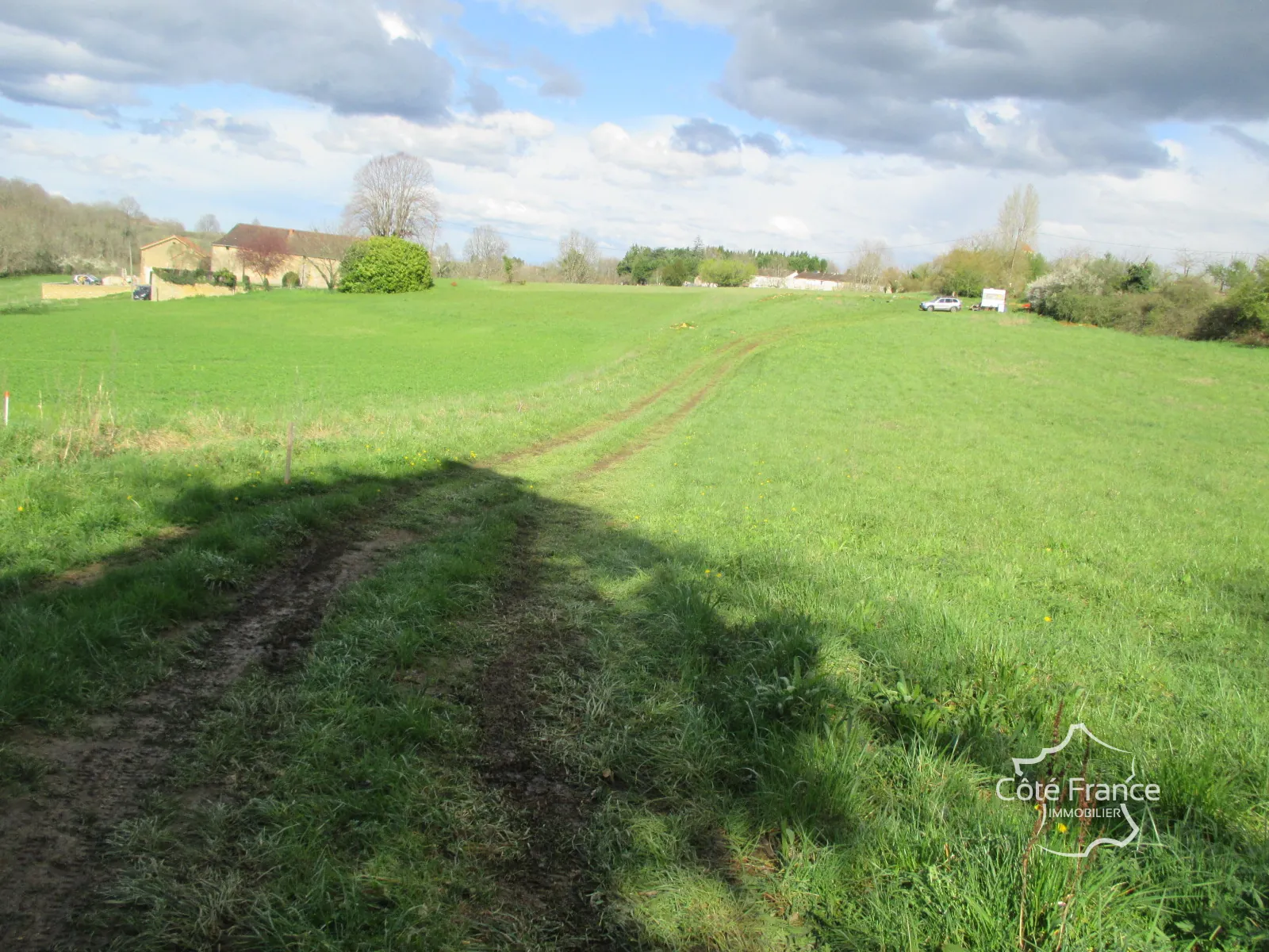 Terrain à bâtir de 3200 m² à Belvès en Dordogne, vue dégagée, divisible 