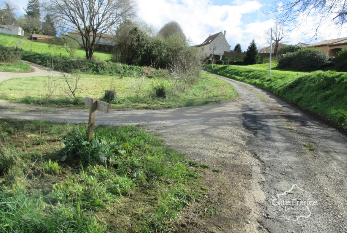 Terrain à bâtir de 3200 m² à Belvès en Dordogne, vue dégagée, divisible 