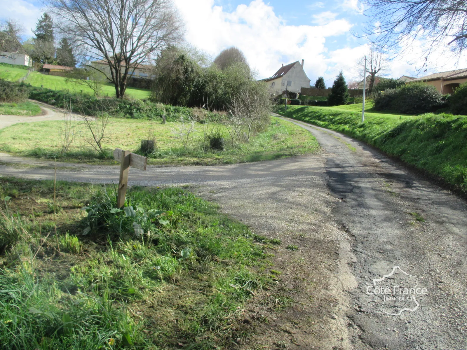 Terrain à bâtir de 3200 m² à Belvès en Dordogne, vue dégagée, divisible 