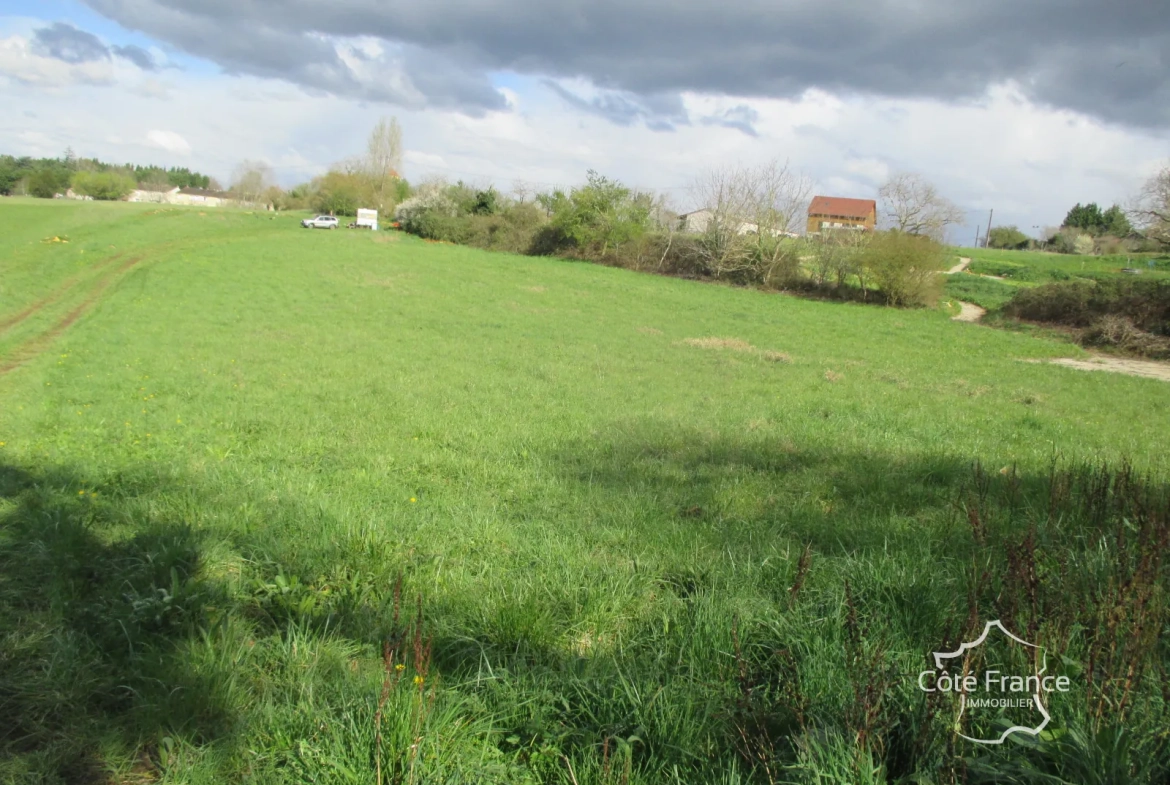 Terrain à bâtir de 3200 m² à Belvès en Dordogne, vue dégagée, divisible 