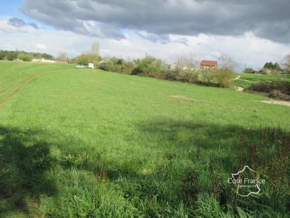 Terrain à bâtir de 3200 m² à Belvès en Dordogne, vue dégagée, divisible