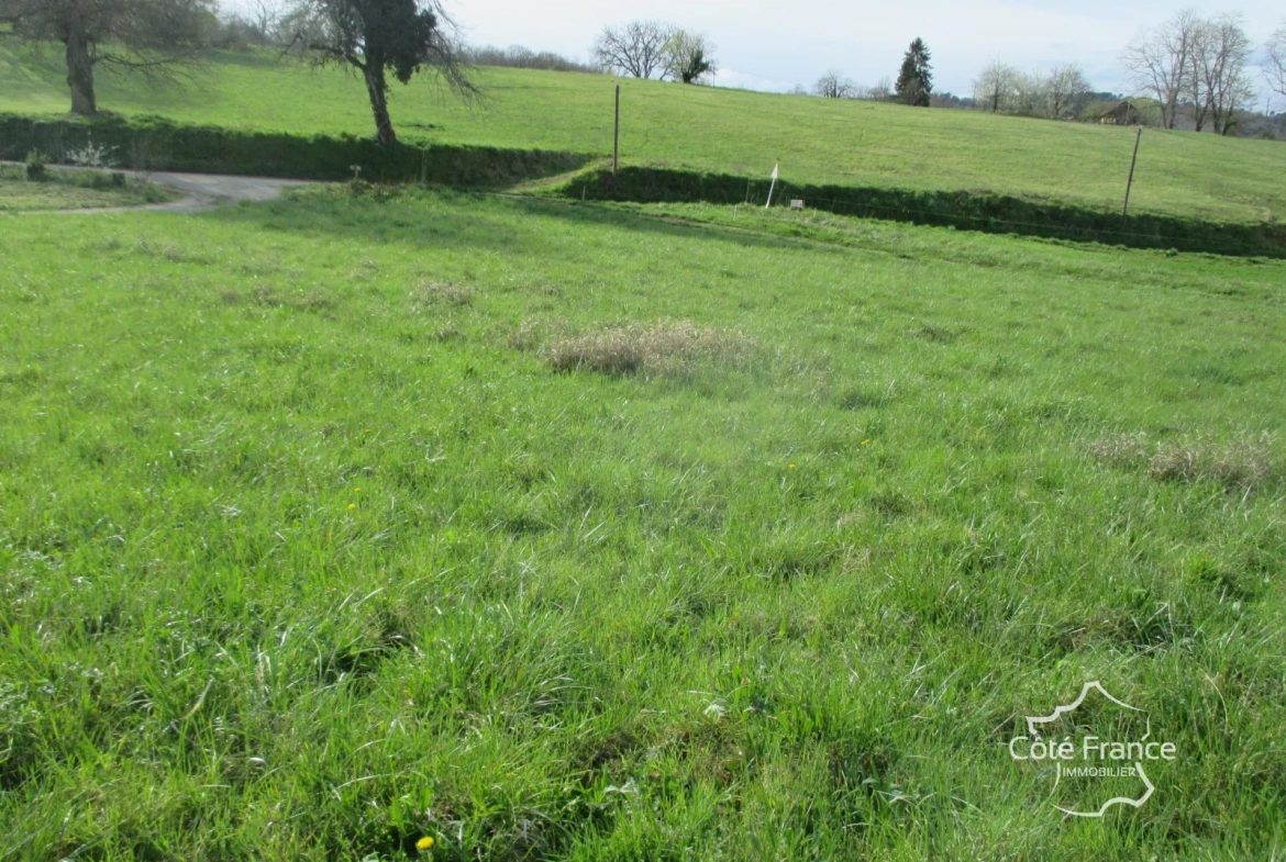 Terrain à bâtir de 3200 m² à Belvès en Dordogne, vue dégagée, divisible 