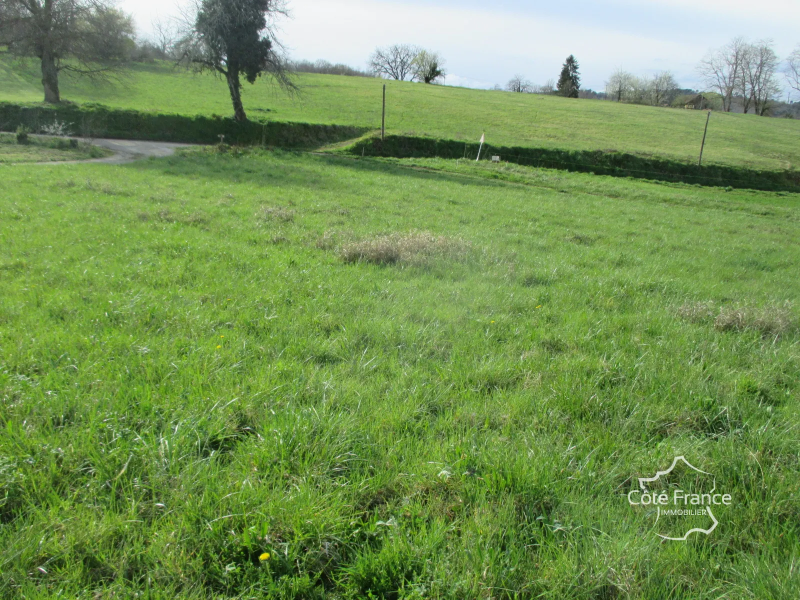 Terrain à bâtir de 3200 m² à Belvès en Dordogne, vue dégagée, divisible 