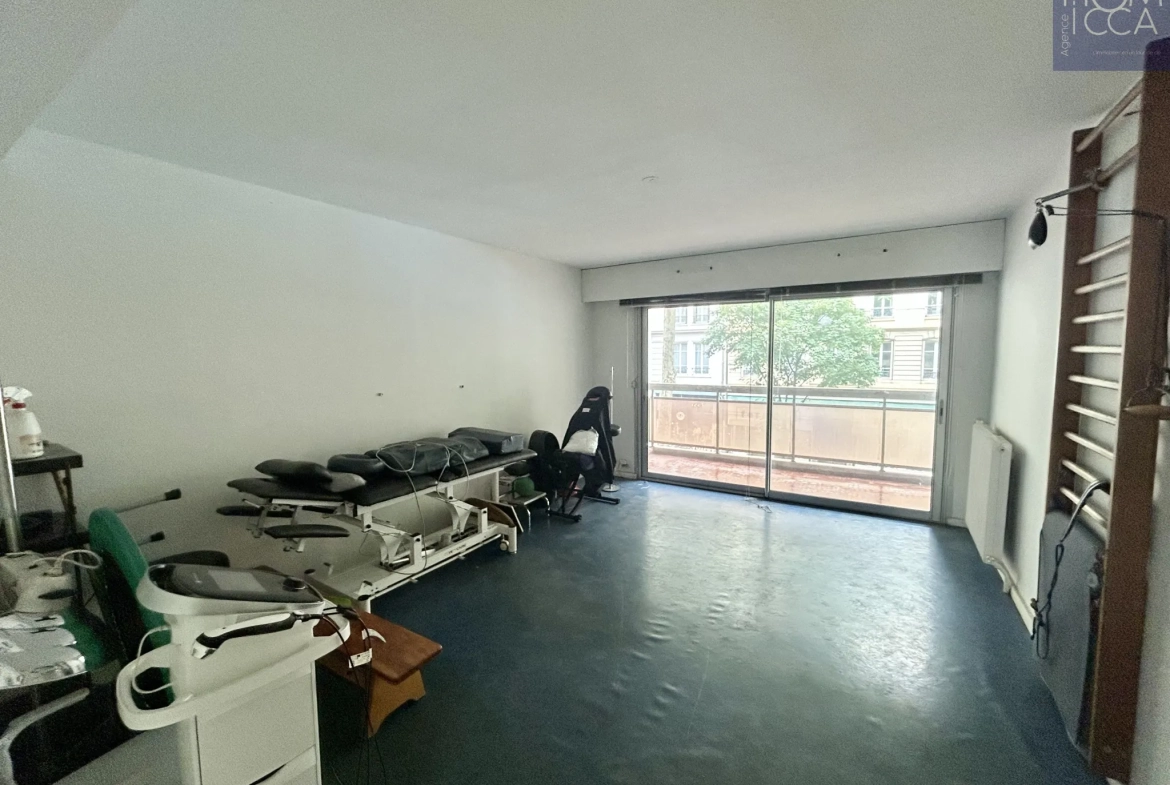Appartement de 59m² à Lyon 7ème avec 2 Balcons, Ascenseur et Potentiel de Rénovation 