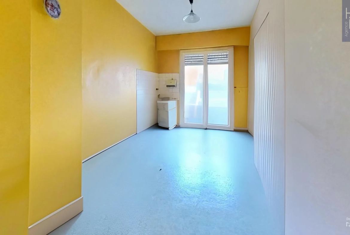 Appartement de 59m² à Lyon 7ème avec 2 Balcons, Ascenseur et Potentiel de Rénovation 