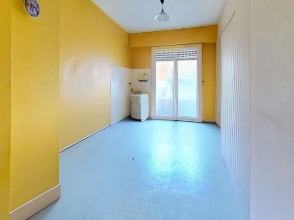 Appartement de 59m² à Lyon 7ème avec 2 Balcons, Ascenseur et Potentiel de Rénovation 
