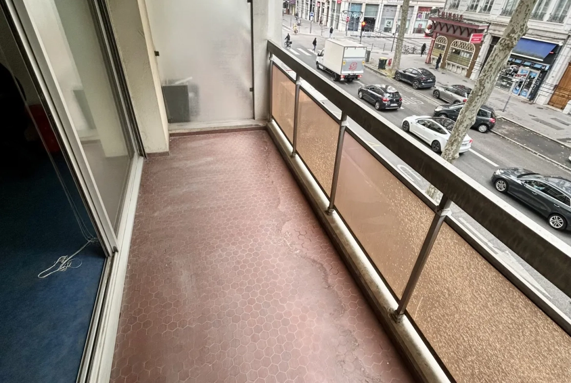 Appartement de 59m² à Lyon 7ème avec 2 Balcons, Ascenseur et Potentiel de Rénovation 