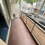Appartement de 59m² à Lyon 7ème avec 2 Balcons, Ascenseur et Potentiel de Rénovation